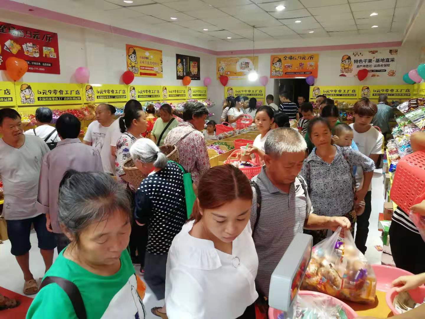 饞嘴郎6元9零食加盟店開業(yè)盛況，單日營業(yè)額破萬，圈粉無數(shù)！
