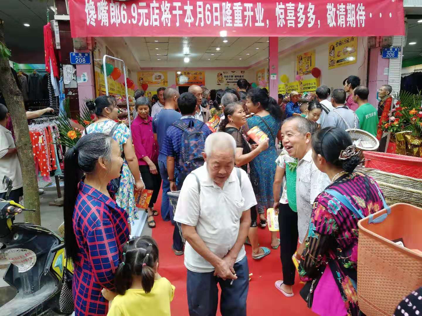 饞嘴郎重慶零食加盟店開業(yè)生意火爆，當(dāng)日營(yíng)業(yè)額高達(dá)19000元，現(xiàn)場(chǎng)人氣爆棚