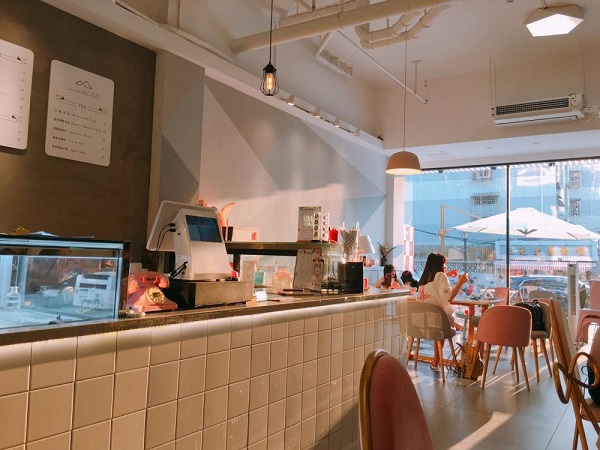 女生適合開的三種店：零食加盟店、甜品店?、鮮花店?
