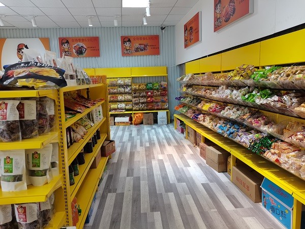 休閑零食店的零食商品進行分類擺放，好處多多！