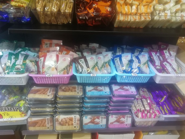 零食加盟店櫥窗怎么設(shè)計？需要注意哪些？