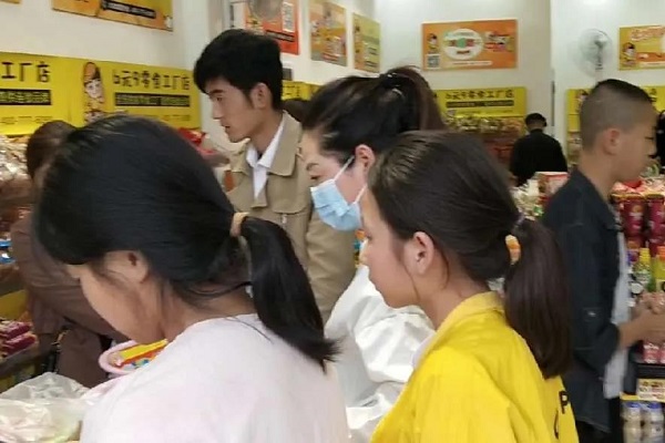零食加盟店導購技巧：5米關(guān)注、3米注視、1米搭話