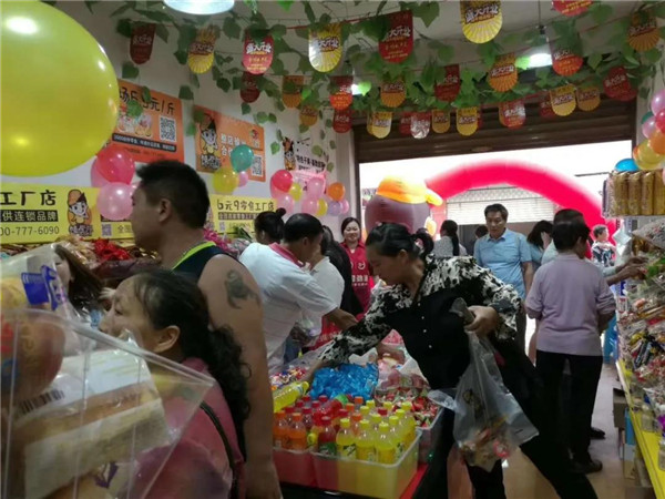 零食加盟店導(dǎo)購技巧：5米關(guān)注、3米注視、1米搭話