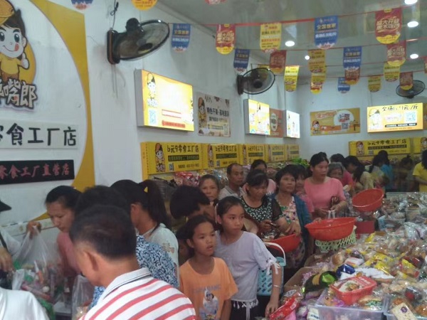 在零食加盟店的經(jīng)營中，不要曲解“把客戶當(dāng)上帝”的意思